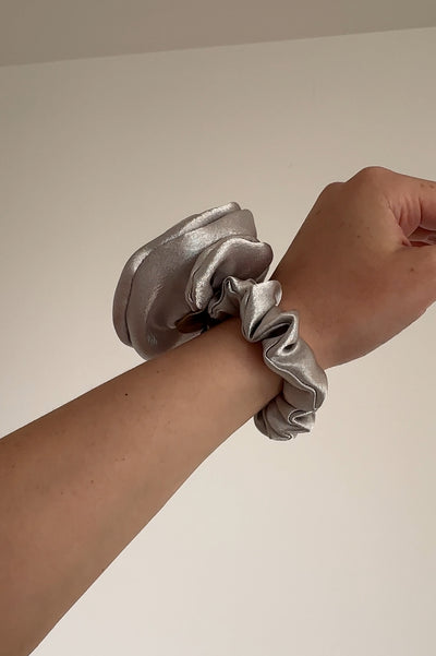 Flower scrunchie ￼