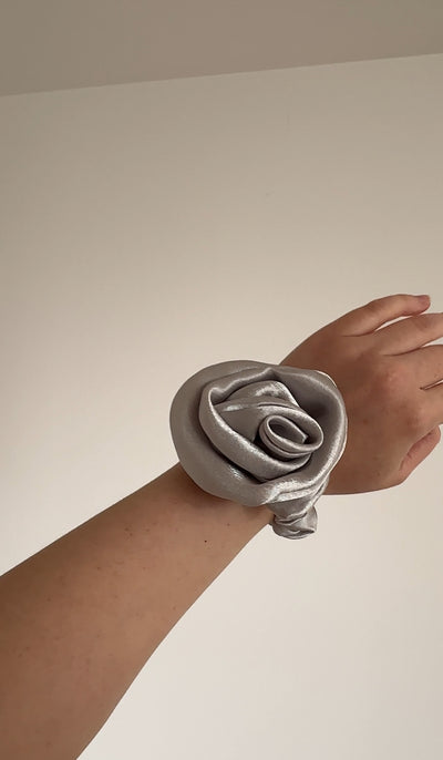 Flower scrunchie ￼