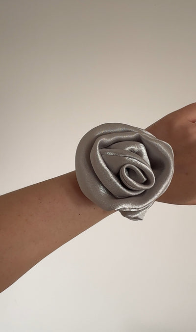 Flower scrunchie ￼